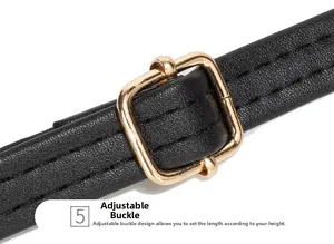 Détail de la boucle en métal doré réglable et de la bandoulière en cuir noir