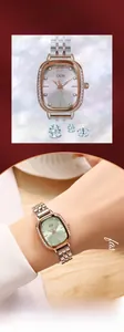 Détail de la montre ovale GEDI avec lunette sertie de diamants et bracelet bicolore