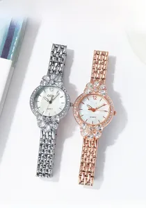 Dettaglio di orologi al quarzo da donna in argento e oro rosa con accenti floreali