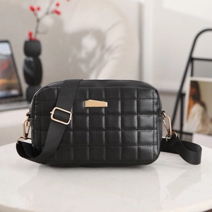 Sac bandoulière matelassé noir avec détails dorés et large sangle réglable