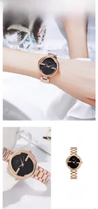 Détail macro de la montre GEDI 31mm or rose avec cadran noir et motif à double G