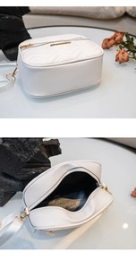 Détails du sac à bandoulière matelassé blanc avec logo doré et compartiment interne