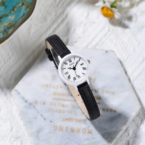 Orologio al quarzo vintage da donna con quadrante romano bianco e cinturino nero