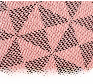 Gros plan sur un tissu rose tissé avec triangles noirs géométriques et maille fine