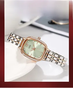 Détail de la montre élégante bicolore en acier avec cadran vert et cristaux