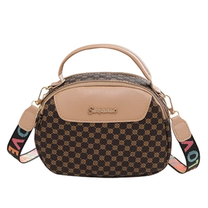 Sac à main marron en cuir imprimé avec double fermeture éclair et bandoulière large