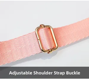 Détail de la bandoulière réglable en nylon rose avec boucle en métal doré poli