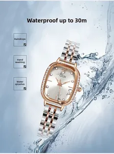 Détail de la montre GEDI avec lunette en strass et éclaboussures d'eau pour test d'étanchéité