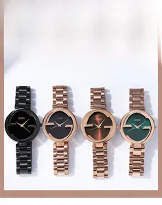 Quatre montres à quartz en acier étanches avec lunette ajourée double G et bracelet gourmette