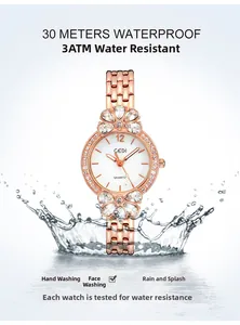 Dettaglio dell'orologio floreale oro rosa nell'acqua che mostra l'impermeabilità 30M