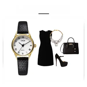 Détail d'une montre à quartz dorée avec chiffres romains et bracelet en cuir noir