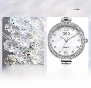 Vista macro di un orologio di lusso in argento con quadrante in madreperla e cristalli