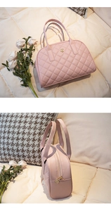 Dettaglio di borsa rosa in pelle PU trapuntata con eleganti accenti floreali dorati