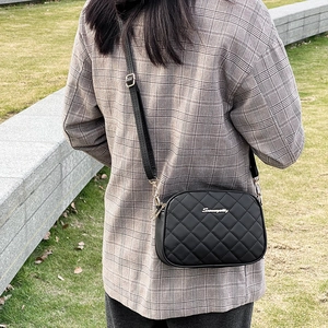 Sac bandoulière noir matelassé chic avec détails dorés et bandoulière réglable pour femme