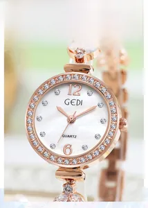 Vista macro di orologio a sirena in oro rosa con quadrante mop e ghiera diamante