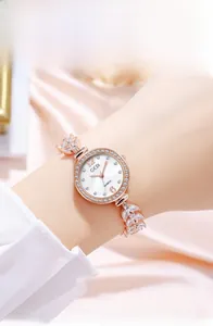 Dettaglio dell'orologio in oro rosa con quadrante in madreperla e bracciale in cristallo