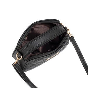 Sac bandoulière noir matelassé avec double fermeture éclair et finitions dorées