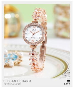 Dettaglio della lunetta in oro rosa con diamanti e cinturino in cristallo marquise