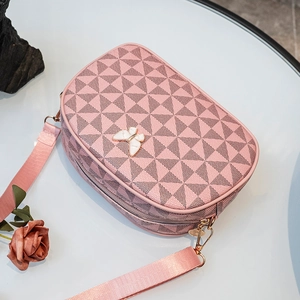 Sac bandoulière vintage rose avec boucle papillon en métal et large sangle en tissu