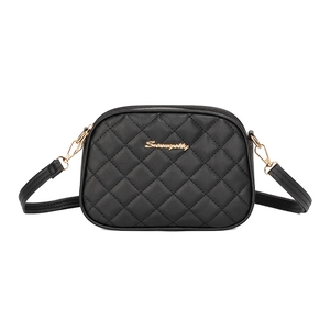 Sac bandoulière matelassé noir moderne avec double fermeture éclair et logo doré chic