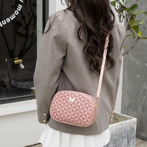 Petit sac bandoulière à motif géométrique rose et marron avec ornement papillon doré