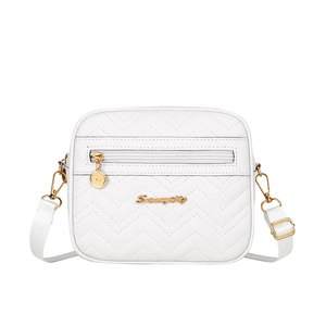 Sac à bandoulière blanc matelassé à chevrons pour femmes avec détails en métal doré