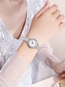 Dettaglio dell'orologio GEDI in argento con indici a pois colorati indossato al polso