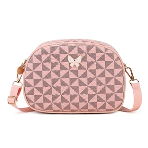 Sac à bandoulière rose vintage avec motif géométrique et détail papillon blanc