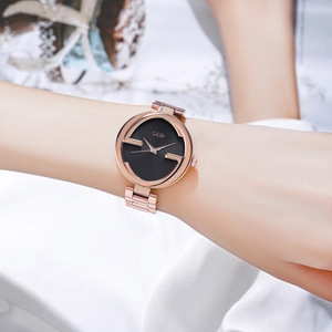 Montre à quartz élégante en acier inoxydable or rose avec lunette creuse en forme de G