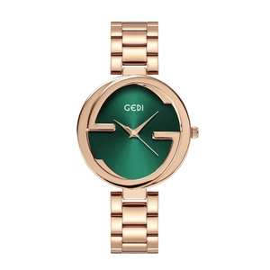 Montre élégante en acier rose doré avec boîtier en forme de G et cadran vert