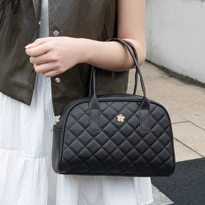 Elegante borsa Boston trapuntata nera con logo a fiore dorato per donne di classe