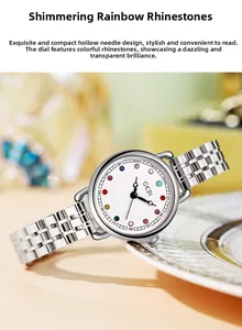 Dettaglio dell'orologio in acciaio argento con strass colorati e lancette scheletrate