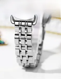 Dettaglio del cinturino in acciaio inossidabile massiccio con design lucido a cinque maglie