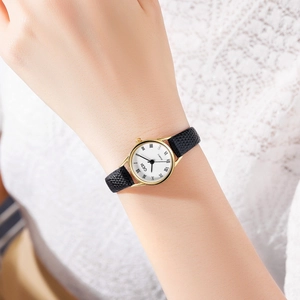 Montre à quartz rétro pour femme avec boîtier doré, cadran romain et bracelet en cuir noir