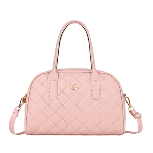 Borsa trapuntata rosa con fibbia floreale in metallo e tracolla regolabile da donna