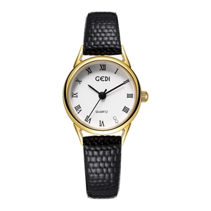 Gros plan du cadran doré vintage avec chiffres romains et bracelet en cuir noir