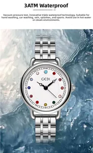 Dettaglio dell'orologio in acciaio argento con protezione impermeabile 3ATM e acqua