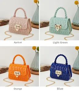 Détail de mini sacs gelée en quatre couleurs avec rivets et bandoulières dorées