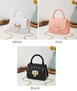 Détails des mini sacs en PVC blanc rose et noir avec bandoulière chaîne dorée