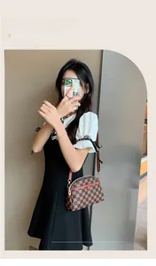 Petit sac à bandoulière en forme de coquille à damier marron avec sangle rouge réglable