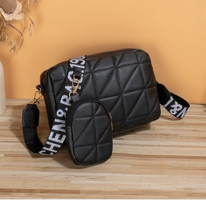 Détail du sac bandoulière matelassé noir avec sangle lettrée et porte-monnaie assorti