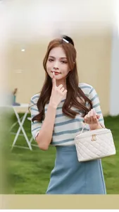 Détail d'un vanity-case matelassé blanc avec double fermeture éclair dorée élégante