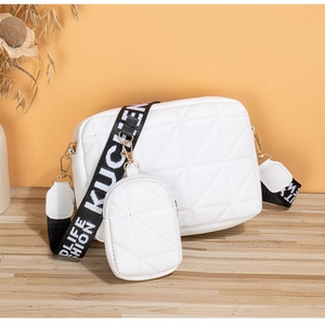 Détail du sac bandoulière en similicuir matelassé blanc avec mini pochette et sangle
