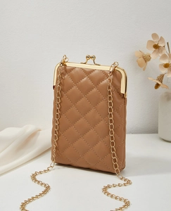 Détail d'un sac téléphone en cuir matelassé marron avec fermoir doré et bandoulière