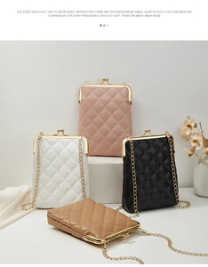 Détail de mini sacs bandoulière matelassés avec fermoir vintage doré et chaîne métal