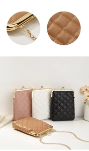 Détails de quatre mini sacs de téléphone matelassés avec fermoir métal et chaîne dorée
