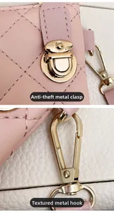 Détail d'un sac en cuir rose matelassé avec fermoir doré et mousqueton métallique rotatif