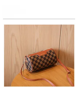 Detaillierte Produktmaße für die Vintage-Zylindertasche mit Karomuster und Maßen