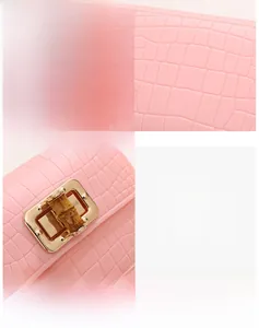 Vue détaillée du cuir rose embossé crocodile et du fermoir doré en bambou raffiné