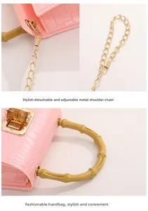 Détail du mini sac rose texture crocodile avec anse en bambou et bandoulière dorée